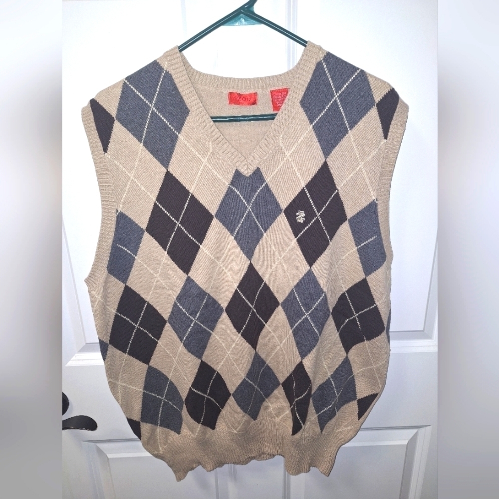 An Izod Argyle sleeveless 100% cotton sweater in a Men's XL. EUC